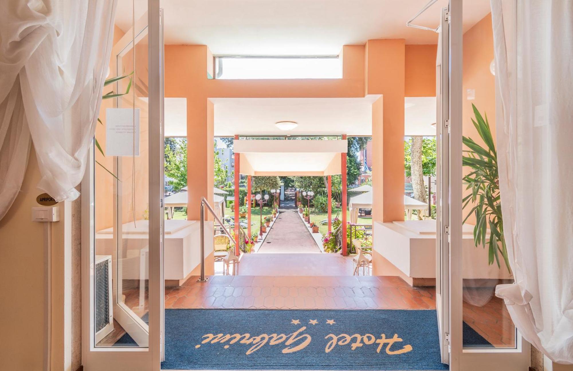 מרינה די מסה Hotel Gabrini מראה חיצוני תמונה