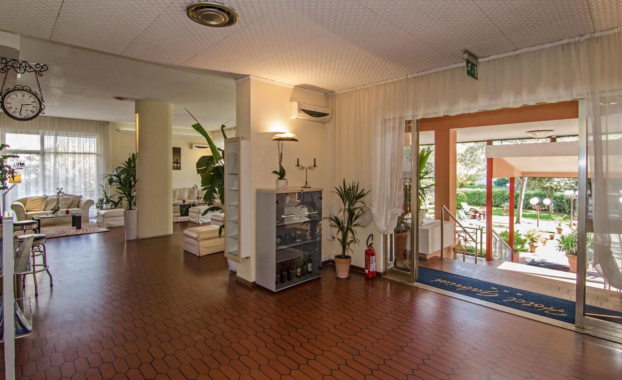 מרינה די מסה Hotel Gabrini מראה חיצוני תמונה